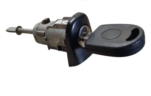 Volkswagen PASSAT B5 Front door lock (next to the handle)