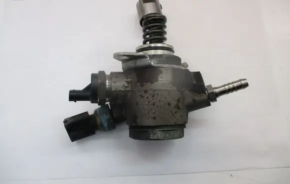 Audi A5 8T 8F Fuel injection high pressure pump 06E127025M CAL