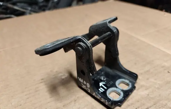 Jeep Cherokee III KJ Rear door upper hinge 