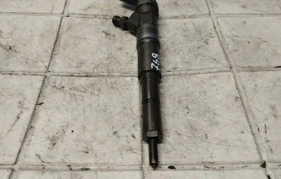 BMW 5 E60 E61 Fuel injector 0445110216
