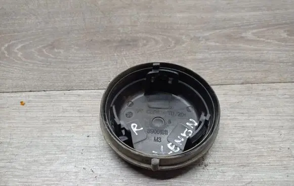 Volvo V70 Headlight/headlamp dust cover 89001811
