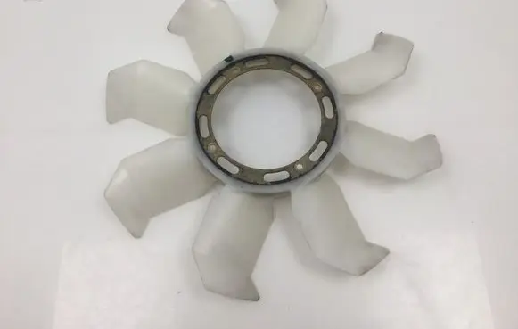 Radiator cooling fan shroud