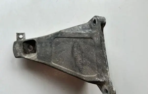 BMW 7 E65 E66 Engine mounting bracket 13807410