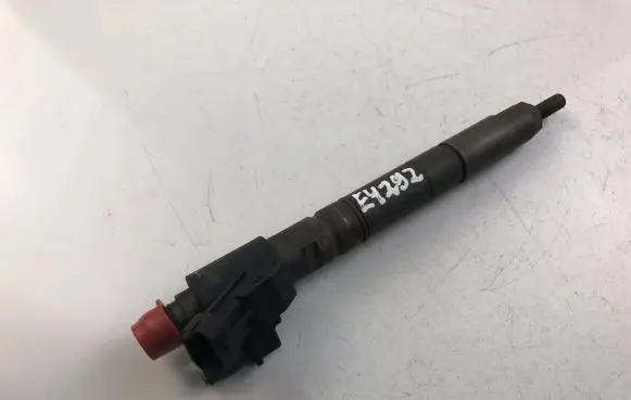 Volvo V70 Fuel injector 31303238