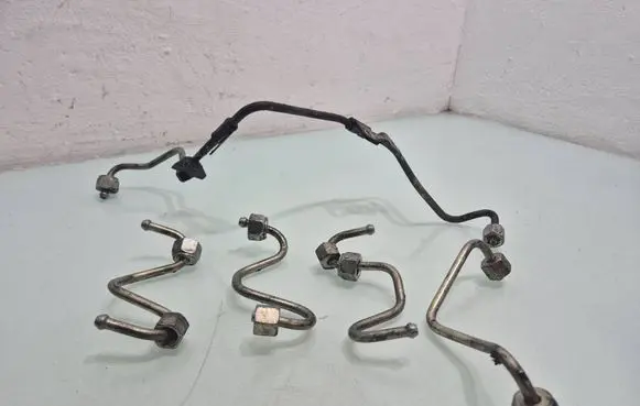 Nissan Qashqai+2 Fuel injector supply line/pipe 