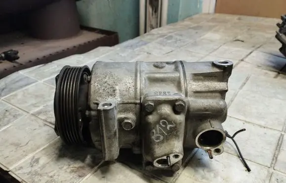 Volkswagen PASSAT B6 Air conditioning (A/C) compressor (pump) 1K0820803S