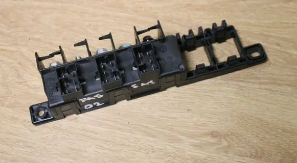 Volkswagen PASSAT B5.5 Relay mounting block 8L0941822A