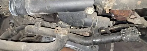 Engine coolant pipe/hose