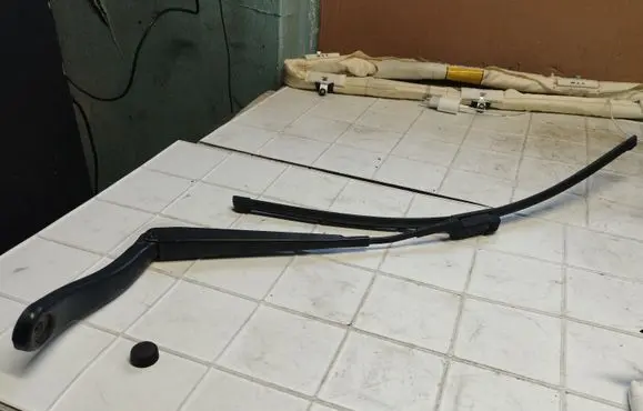 Land Rover Evoque I Front wiper blade arm BJ3217527AA
