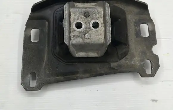 Peugeot 5008 II Engine mount vacuum valve 9673768480-C
