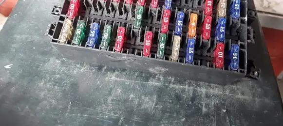 Renault Trafic II (X83) Fuse module