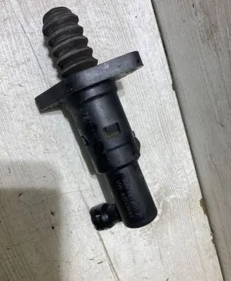 Clutch slave cylinder