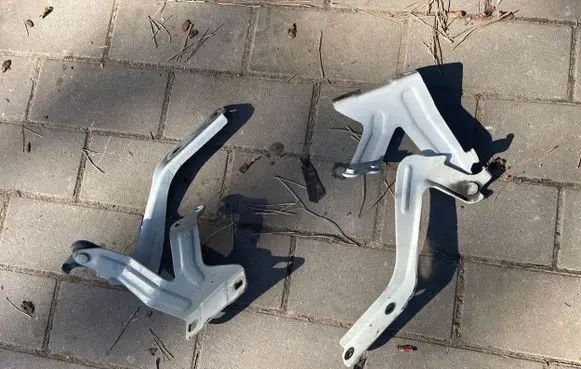 Nissan Leaf I (ZE0) Engine bonnet/hood hinges
