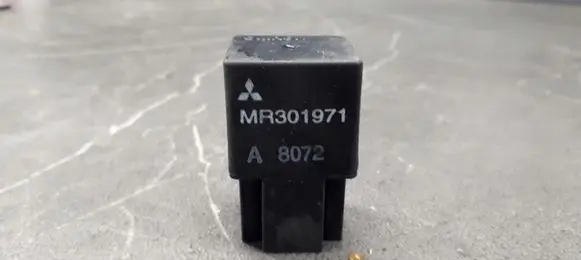 Mitsubishi Space Wagon Fuel pump relay MR301971