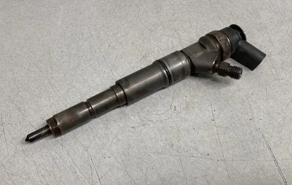BMW 5 E60 E61 Fuel injector 7794652 0445110212