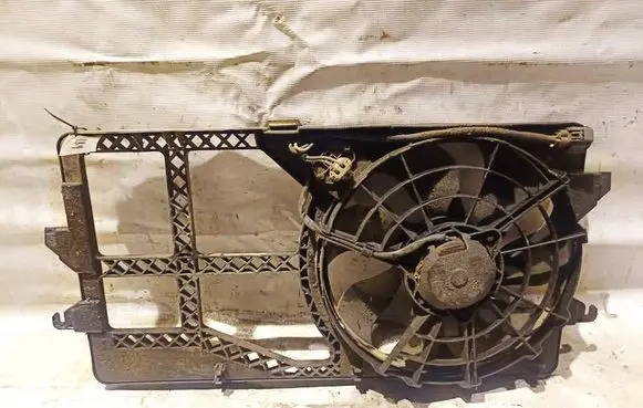 Radiator cooling fan shroud