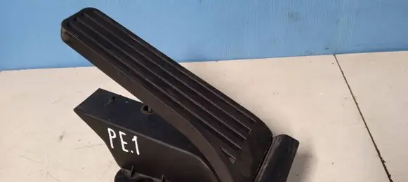 Mercedes-Benz E W212 Accelerator throttle pedal A2043000082