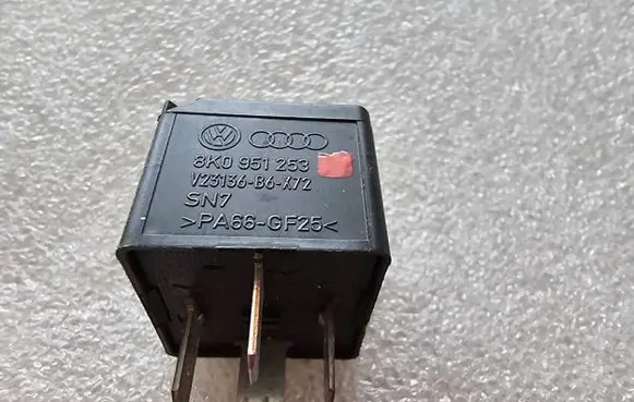 Audi A4 S4 B8 8K Other relay 8K0951253 V23136B6X72 RA66GF25