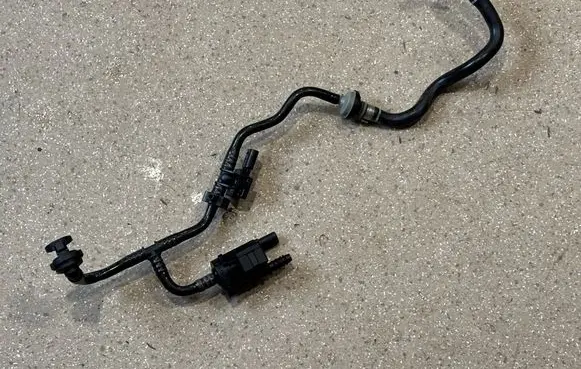 Engine coolant pipe/hose