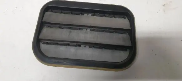 Quarter panel pressure vent