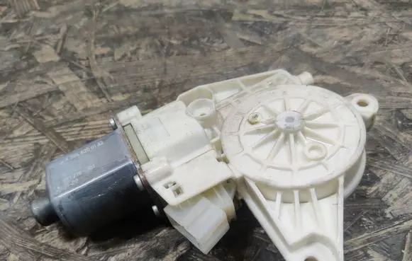 Mercedes-Benz GLK (X204) Front door window regulator motor A2048200142