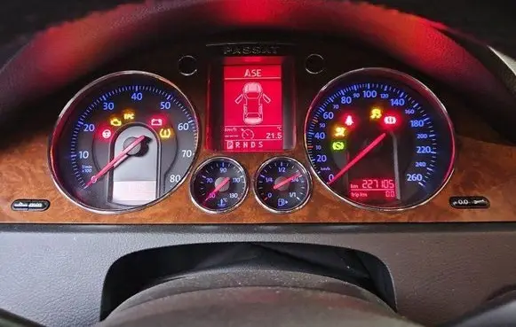 Speedometer (instrument cluster)