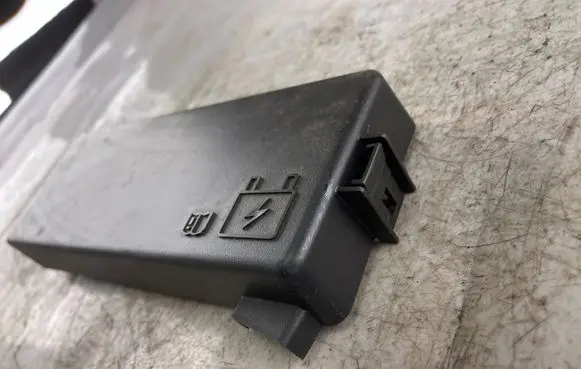 Chrysler 300 - 300C Fuse box cover 7154853330