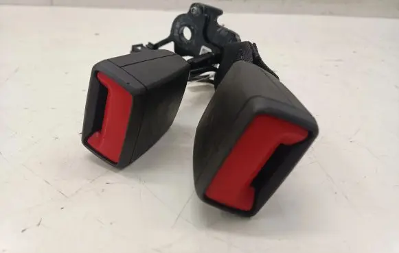 Middle seatbelt buckle (rear)