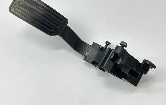 Accelerator throttle pedal