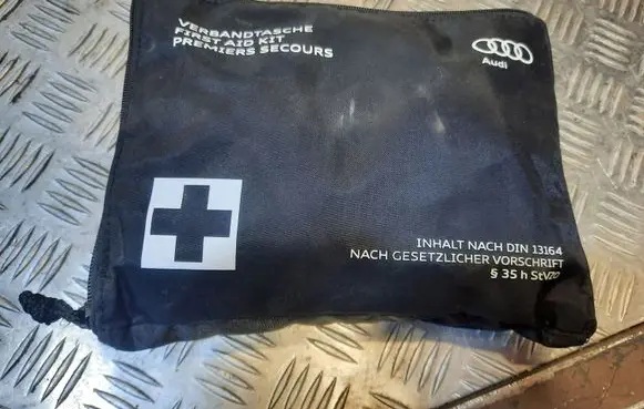 Audi A8 S8 D4 4H First aid kit 4H0860282B