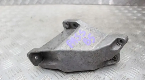 Volkswagen PASSAT B5 Engine mounting bracket 8D0199307L