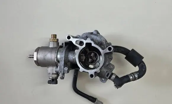 Volkswagen Golf VI Vacuum pump 06J145100G