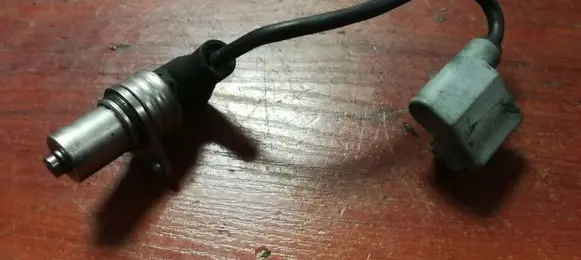 BMW 5 E34 Camshaft position sensor 1724056