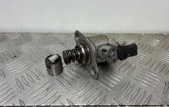 Alfa Romeo Giulia Fuel injection high pressure pump 50050785