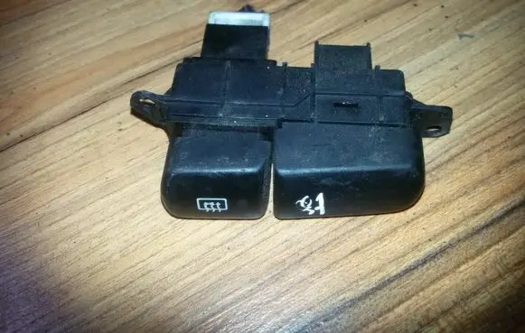 Mitsubishi Carisma Windscreen/window heater switch mr114079