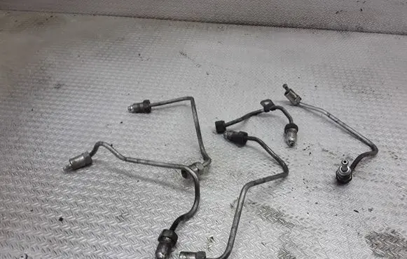 Toyota Avensis T220 Fuel injector supply line/pipe 