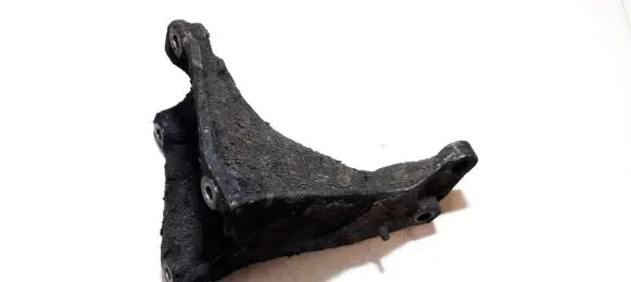 Engine mounting bracket