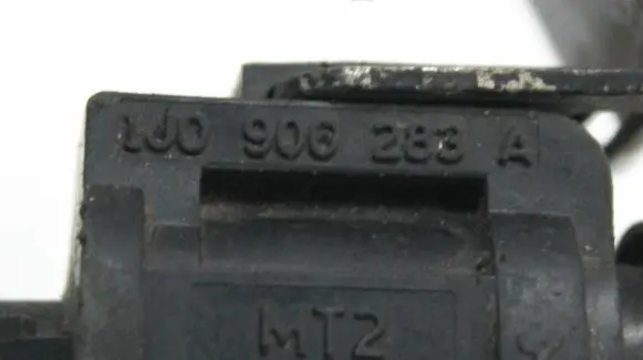 Volkswagen Tiguan Turbo solenoid valve 1J0906283A