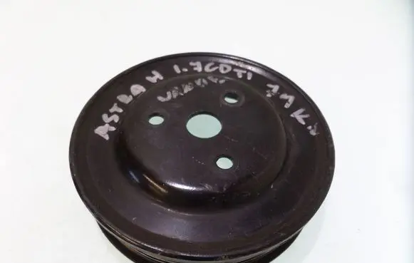 Opel Astra H Water pump pulley 