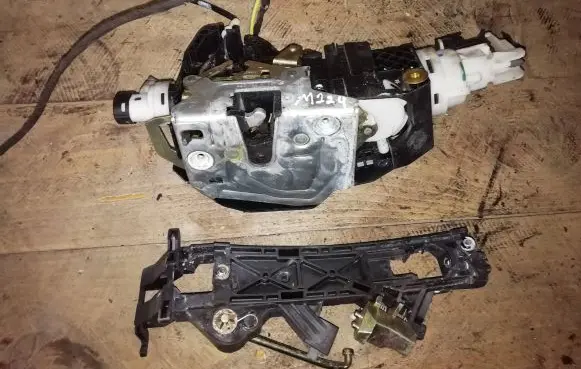 Mercedes-Benz S W220 Rear door lock 2207304135