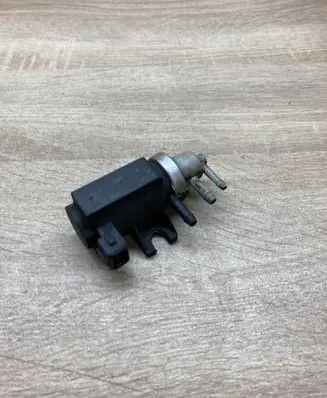 Audi A6 S6 C5 4B Vacuum valve 8D0906627B