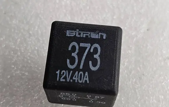 Volkswagen PASSAT B5.5 Other relay 8D0951253A