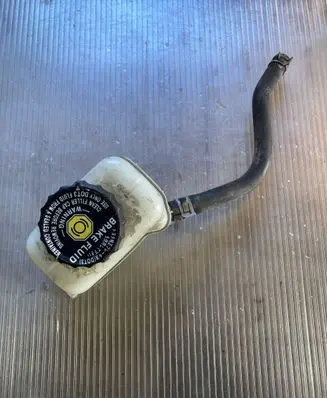 Lexus RX 300 Brake fluid reservoir 132311 40330