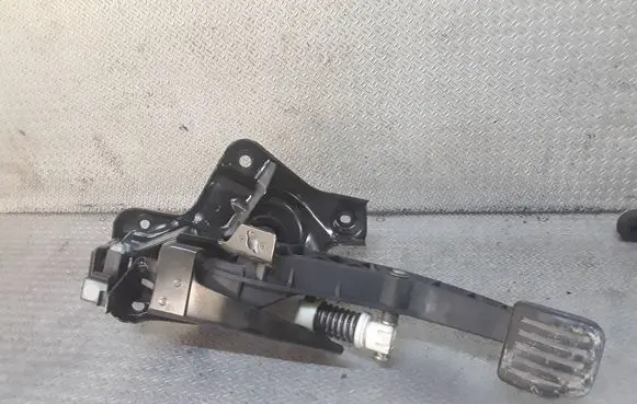 Volvo V70 Clutch pedal 31302904