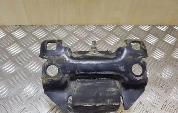 Nissan Navara D40 Engine mount bracket