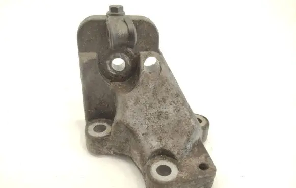 Volvo V70 Engine mounting bracket 8634123 BQ2HA
