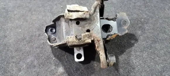 Volkswagen Polo Engine mount bracket
