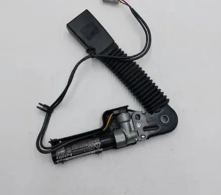 Front seatbelt buckle