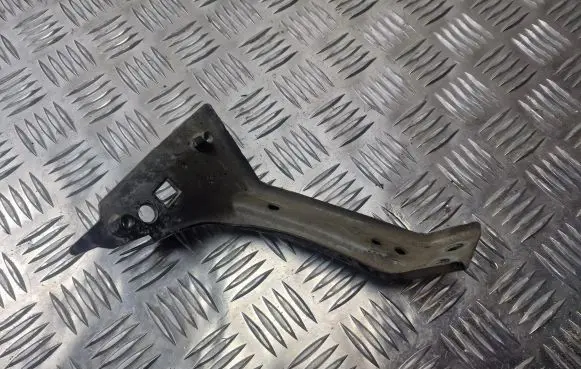 Volkswagen PASSAT B8 Fender mounting bracket 3G0821142A