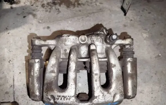 Peugeot 407 Front brake caliper 